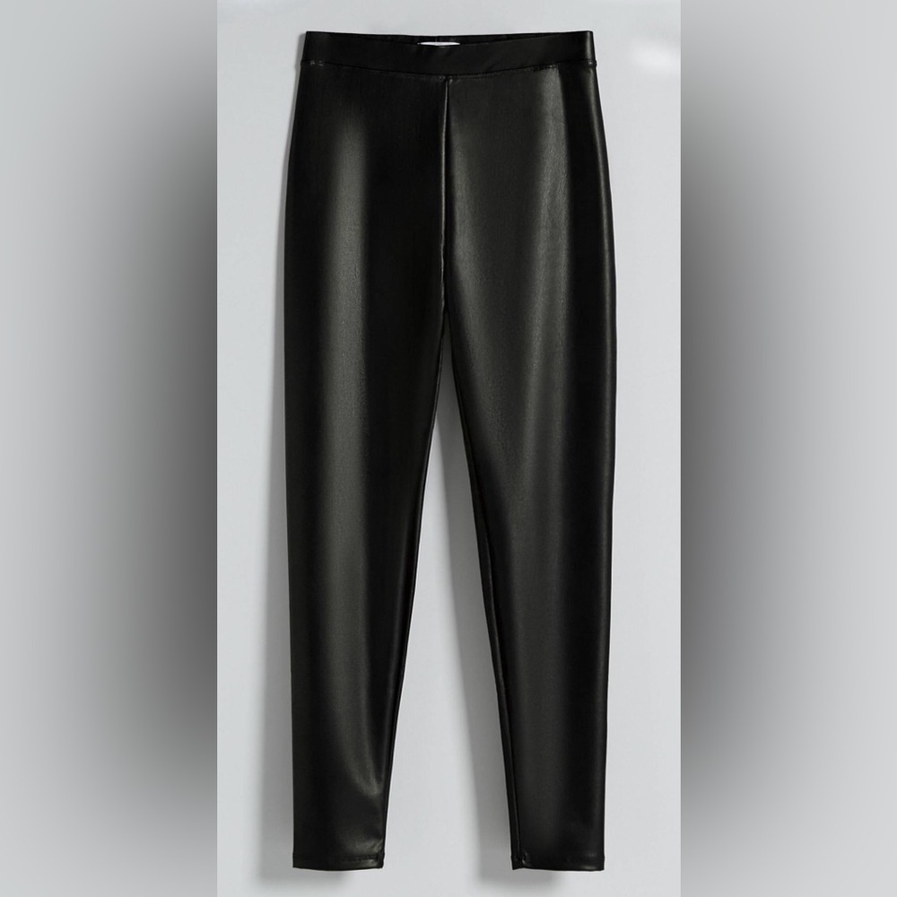 🇪🇸Bershka Shiny Faux Leather Leggings in Black - women’s large